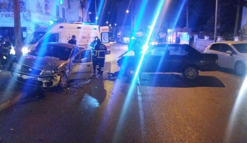 İki otomobil çarpıştı; 7 yaralı