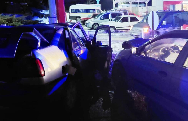 İki otomobil çarpıştı, 7 yaralı