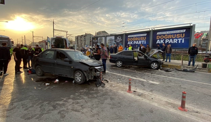 İki otomobil çarpıştı, yol trafiğe kapandı: 5 yaralı