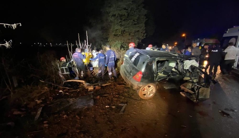  İki otomobil kafa kafaya çarpıştı: 1'i ağır 6 yaralı