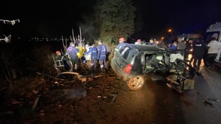  İki otomobil kafa kafaya çarpıştı: 1'i ağır 6 yaralı