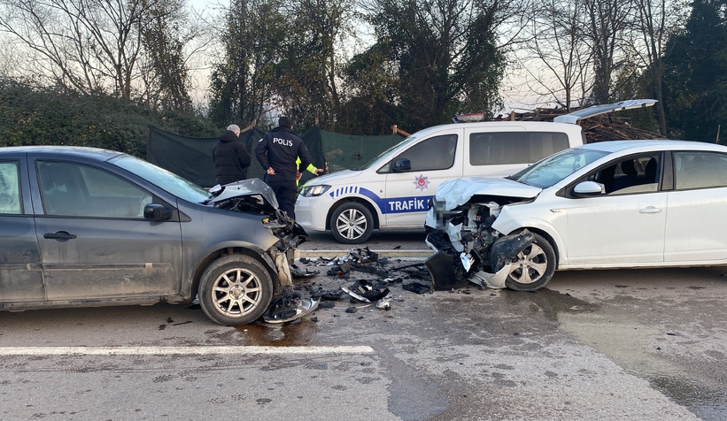 İki otomobil kafa kafaya çarpıştı: 2'si çocuk 4 yaralı