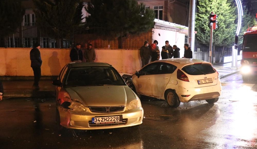 İki otomobil kavşakta çarpıştı: 1'i çocuk 4 yaralı