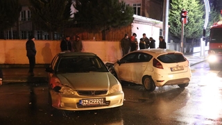 İki otomobil kavşakta çarpıştı: 1'i çocuk 4 yaralı