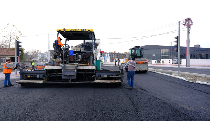 İki sokakta asfalt çalışmaları başladı