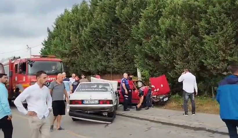 İki Tofaş kafa kafaya çarpıştı: 3 yaralı