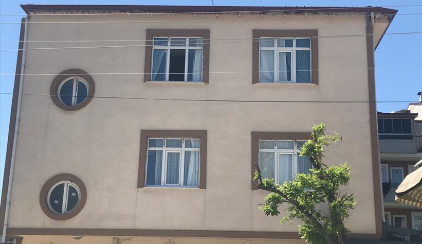 İkinci kattan düşen genç kız yaralandı