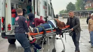 İkiz bebeklere hamile kadın kazada yaralandı