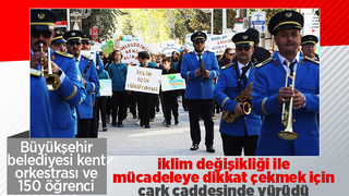 İklim değişikliği ile mücadeleye dikkat çekmek için bando eşliğinde yürüdüler