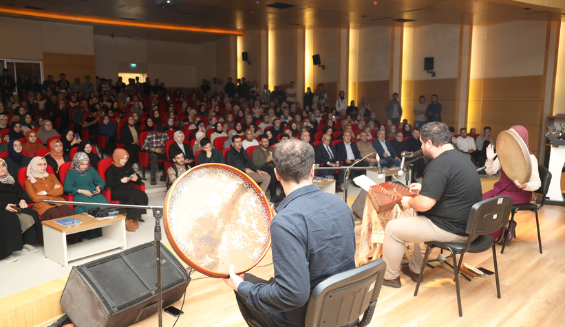 İlahiler ve deyişler mest etti