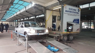 İlçe ilçe gezip araçları muayene ediyor