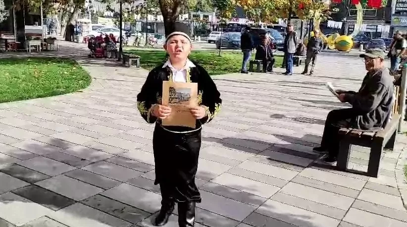 İlçe merkezinde ''Cumhuriyet 100 yaşında'' diye bağırarak gazeteleri dağıttılar