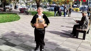 İlçe merkezinde ''Cumhuriyet 100 yaşında'' diye bağırarak gazeteleri dağıttılar