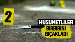 İlçe meydanında birbirlerini bıçakladılar