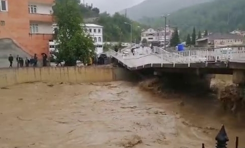 İlçeyi birbirine bağlayan köprü sel sularıyla yıkıldı