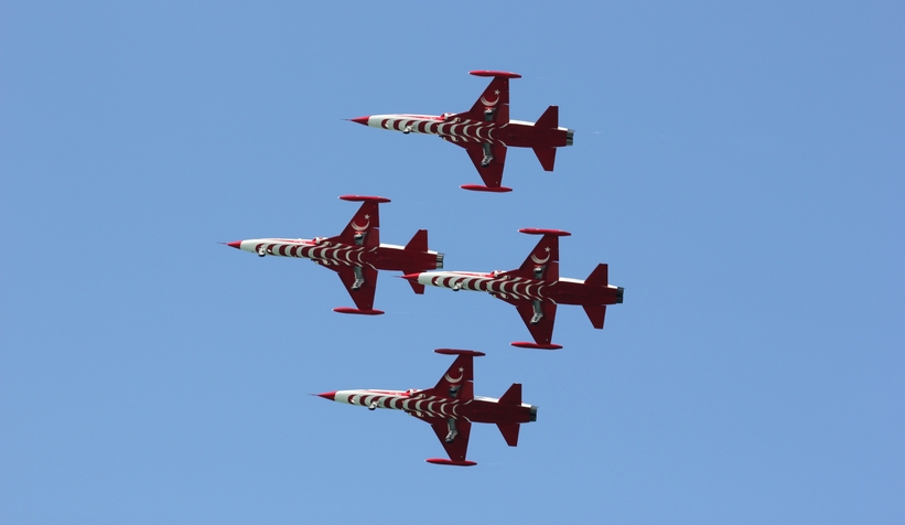 İlk kez gösteri uçuşu yapan HÜRJET hayran bıraktı