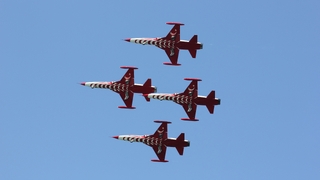 İlk kez gösteri uçuşu yapan HÜRJET hayran bıraktı