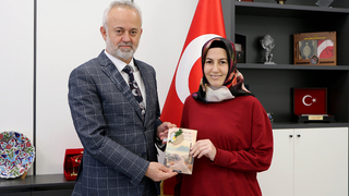 İlk kitabını Öğütlü’ye hediye etti