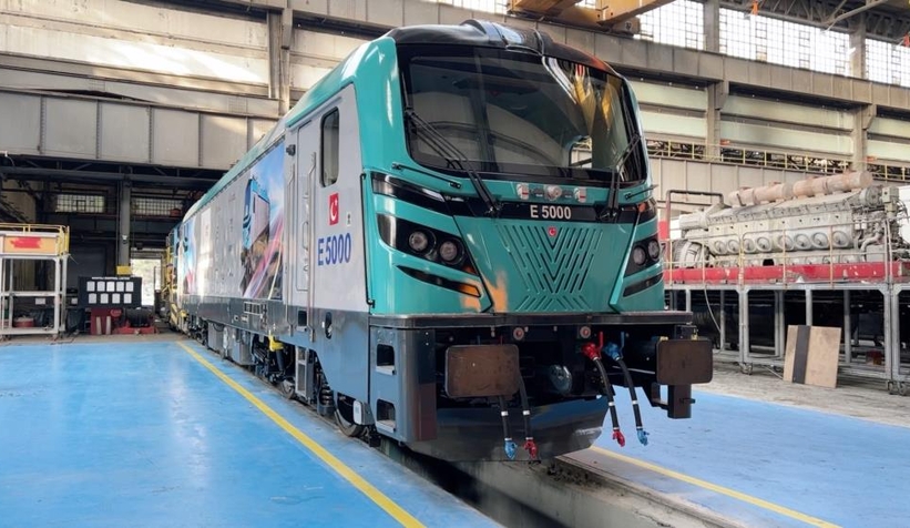 İlk yerli ve milli elektrikli lokomotif E5000 raylara iniyor