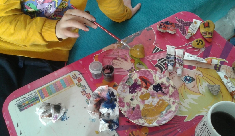 İlkokul öğrencileri, çakıl taşlarını sanat eserlerine dönüştürdü