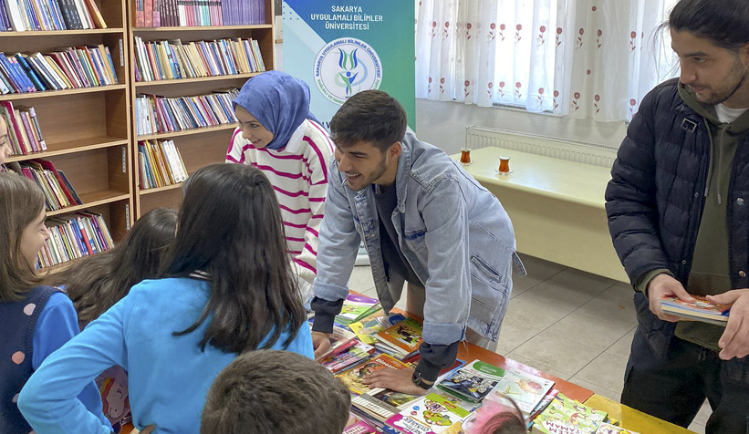 İlkokul öğrencilerine kitap hediye ettiler