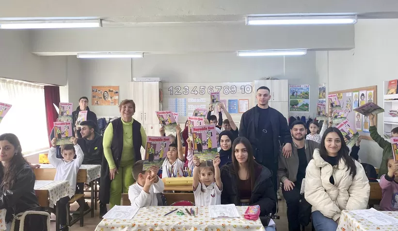 İlkokul öğrencilerine kitap hediye ettiler