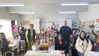 İlkokul öğrencilerine kitap hediye ettiler
