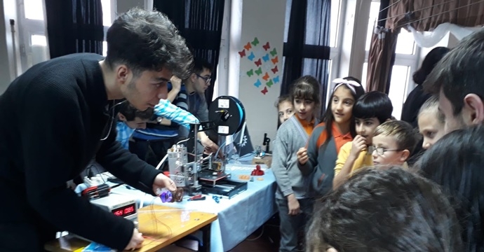İlkokul öğrencilerine robotik kodlama etkinliği