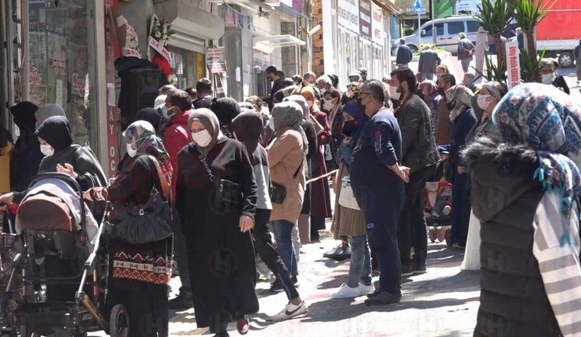 İndirimi duyan koronayı unutup koştu