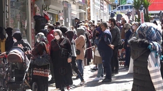 İndirimi duyan koronayı unutup koştu