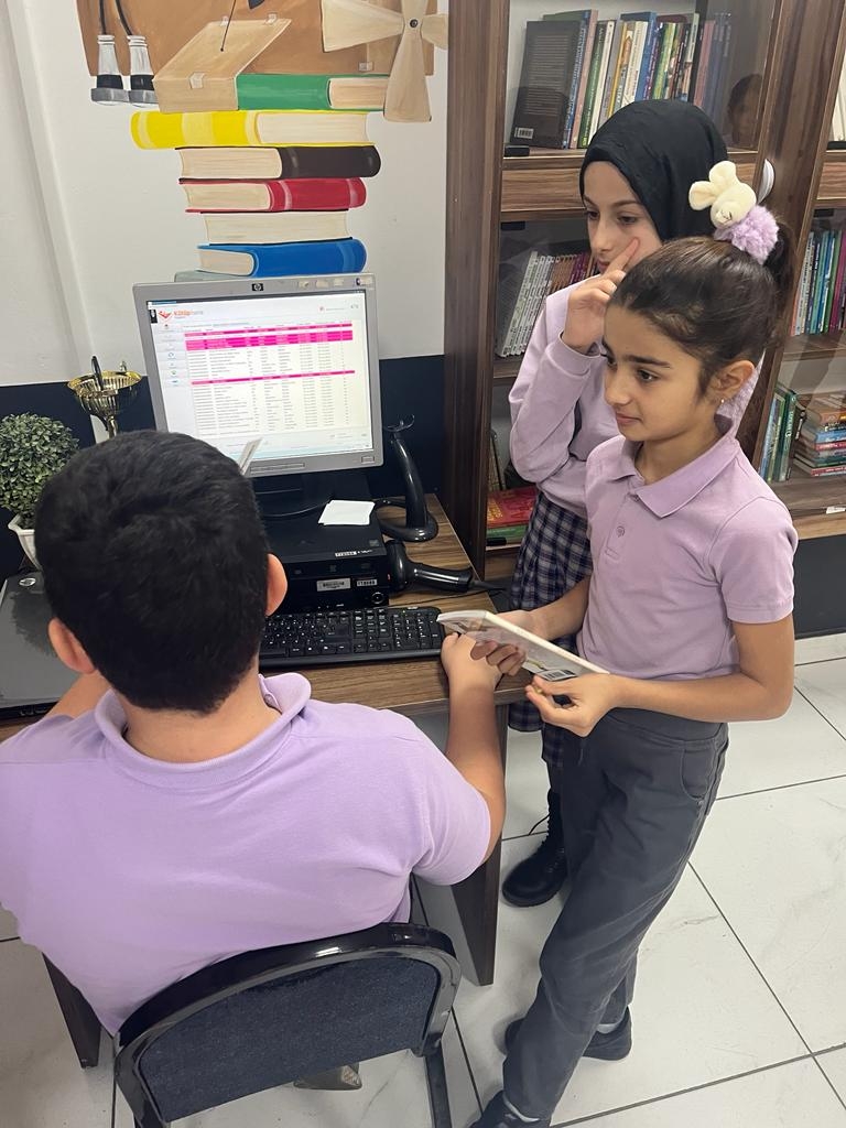 İnönü Ortaokulu'nda öğrenciler için kitaplıklar yapıldı