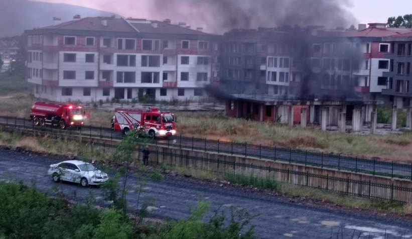 İnşaat halindeki binaya yıldırım düştü