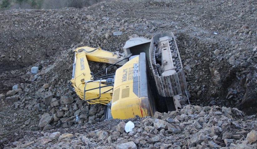 İnşaat kazısında iş makinesi devrildi