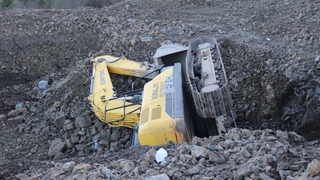 İnşaat kazısında iş makinesi devrildi