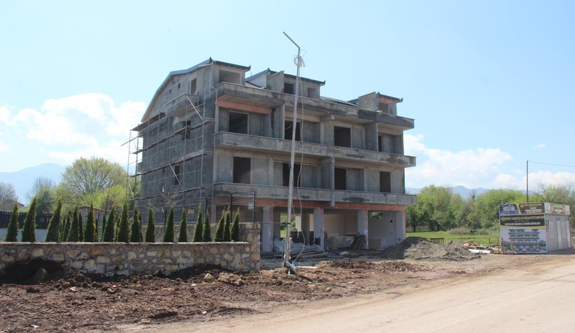 İnşaattan düşen genç işçi yaralandı