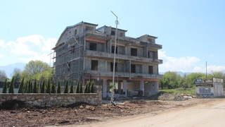 İnşaattan düşen genç işçi yaralandı