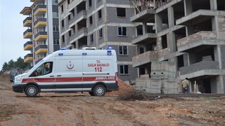 İnşaattan düşen işçi öldü