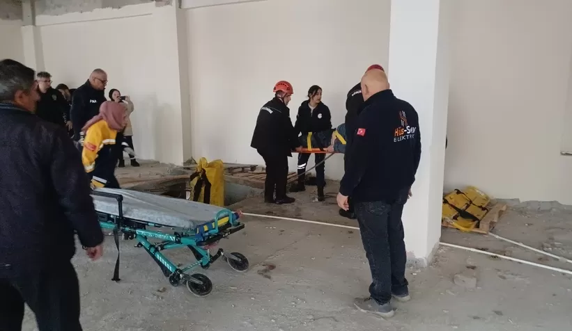 İnşatta asansör boşluğuna düştü