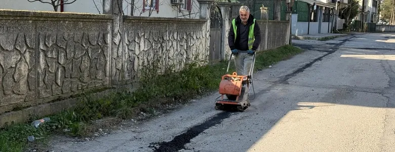 İnternet ekipleri asfalt ezen küçük makinayla Akyazı’yı tanıştırdı 