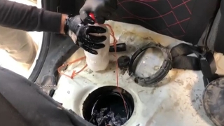 İpi çektikçe yakıt deposundan uyuşturucu çıktı