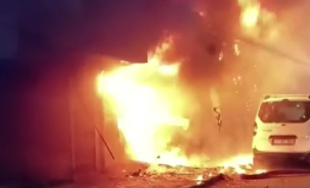 İş yeri alevlere teslim oldu