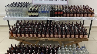 İş yerinde 425 şişe gümrük kaçağı alkol ele geçirildi