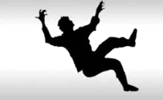 İş yerinde düşüp ağır yaralandı