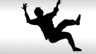 İş yerinde düşüp ağır yaralandı