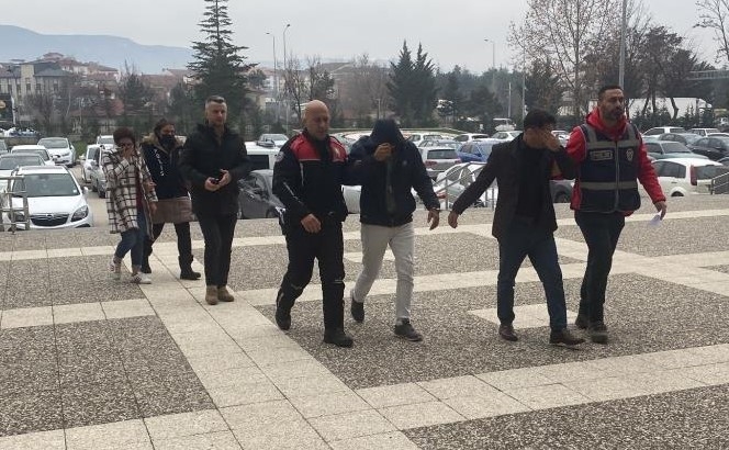 İş yerinin kasasından 500 bin lira çaldılar