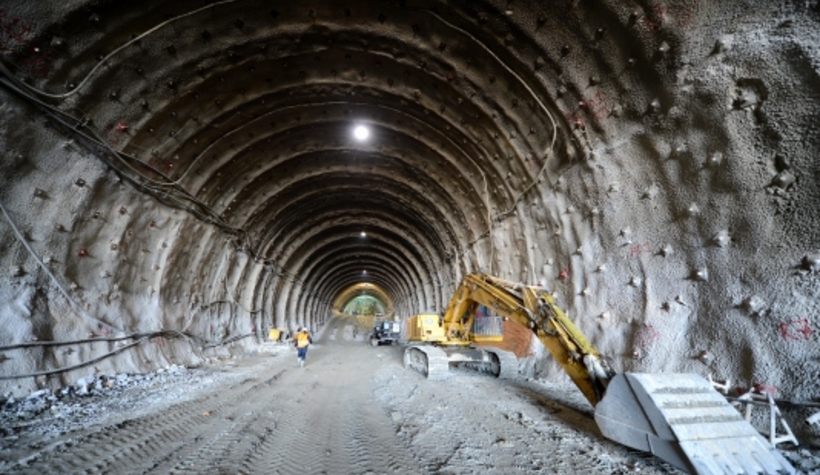 İşçi kayaların altında kaldı