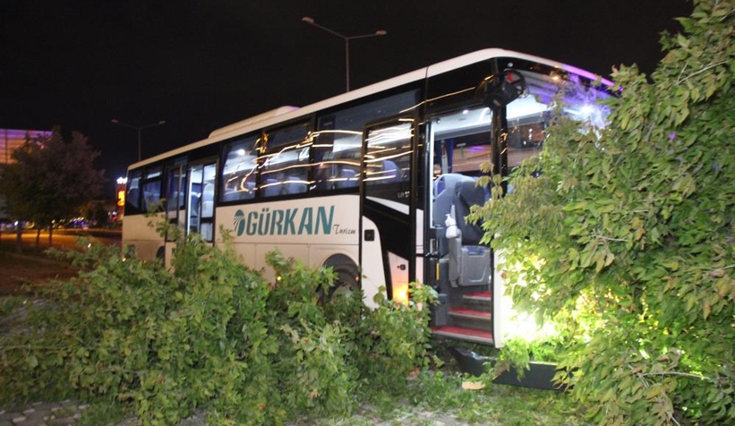 İşçi servisi ağaçlara çarparak durabildi