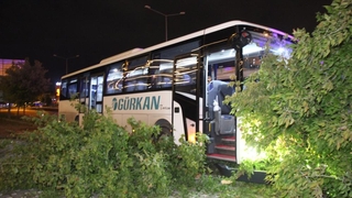 İşçi servisi ağaçlara çarparak durabildi