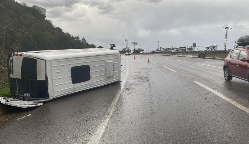 İşçi servisi devrildi : 1’i ağır 9 yaralı