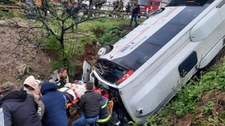İşçi servisi devrildi: 8 yaralı